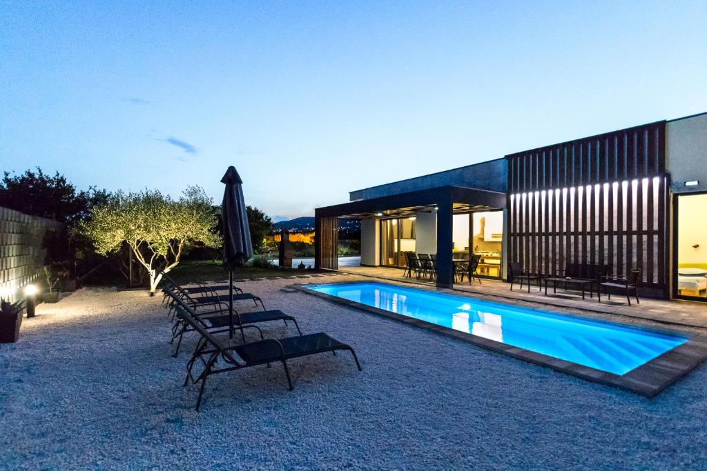 Bazén v ubytovaní villa Sempervivum 2 with pool and sea view alebo v jeho blízkosti