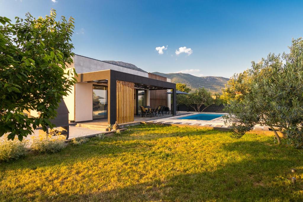 Bazén v ubytovaní villa Sempervivum 2 with pool and sea view alebo v jeho blízkosti