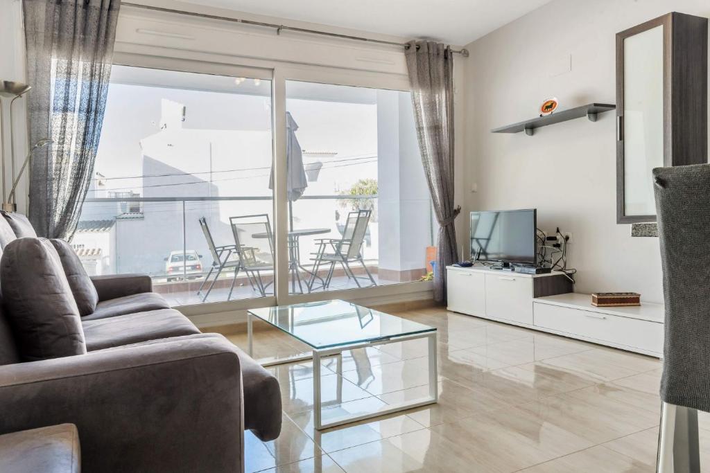 Posezení v ubytování Fantastic 2 bedroom fully furnished modern apartment in walking distance to all amenities