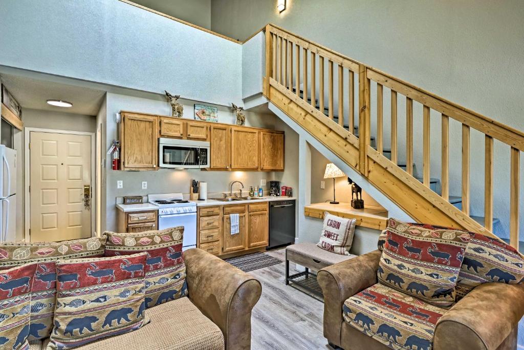 Η κουζίνα ή μικρή κουζίνα στο 2 Mi to Granby Ranch Condo with Hot Tub Access