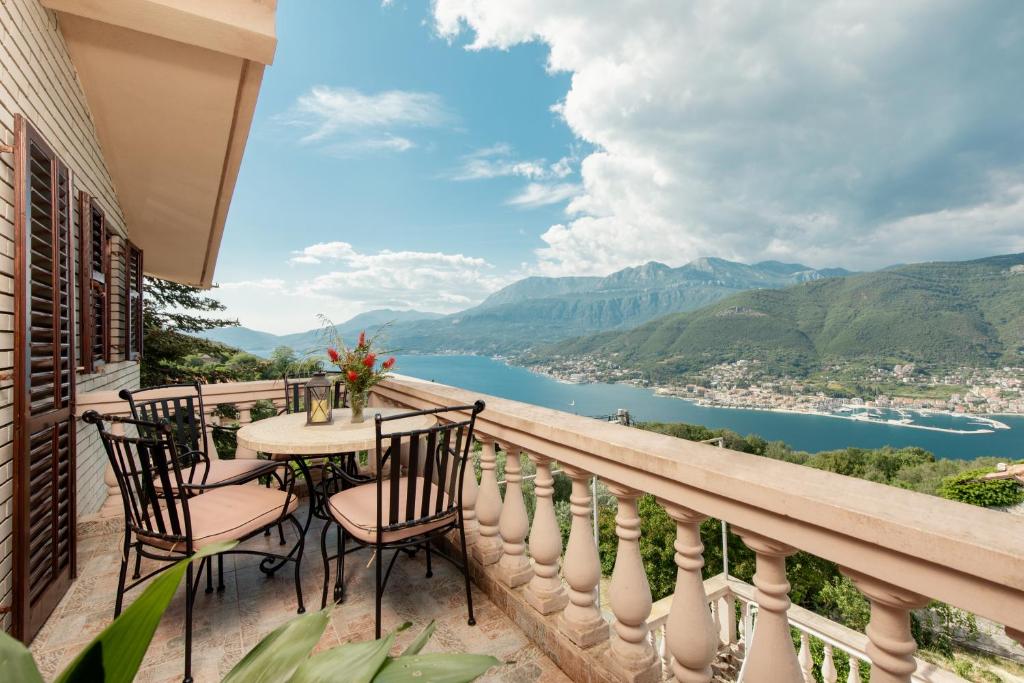 einen Balkon mit einem Tisch und Stühlen sowie Aussicht in der Unterkunft Apartment Sea Breeze in Luštica