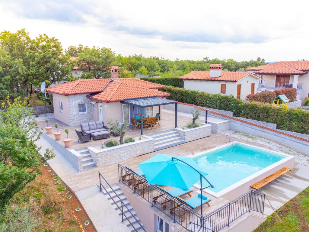 uma vista aérea de uma casa com piscina em Krasna kuća em Labin