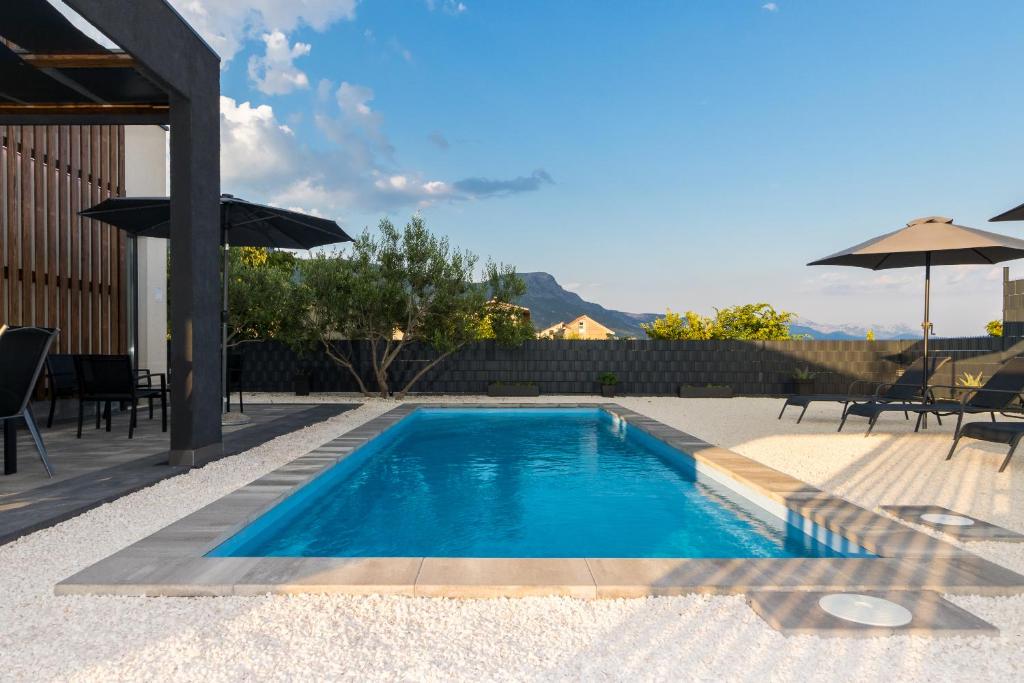 Bazén v ubytovaní villa Sempervivum 2 with pool and sea view alebo v jeho blízkosti