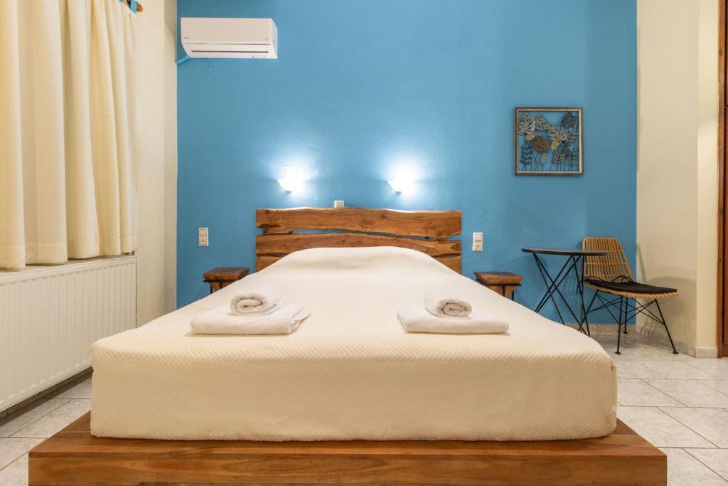 Postel nebo postele na pokoji v ubytování Kastro Studios