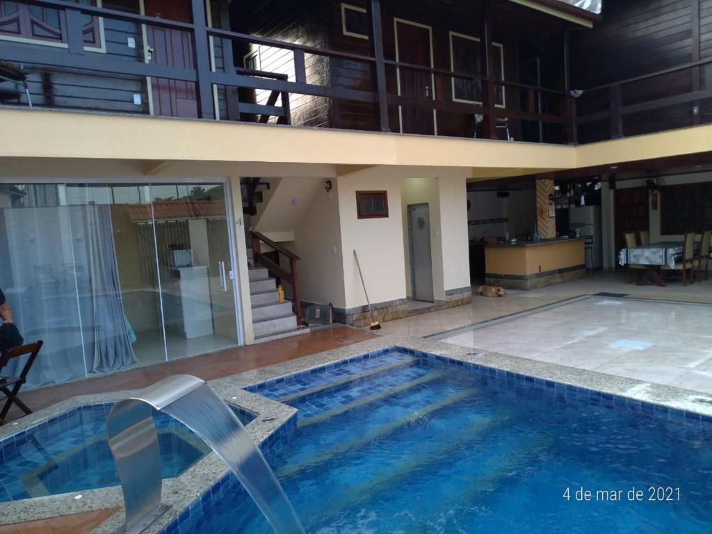 - une grande piscine dans un bâtiment dans l'établissement GARATUCAIA - Suites Casa de Madeira, à Angra dos Reis