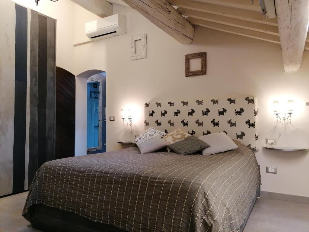 フェラーラにあるMagnolia Loftのベッドルーム1室(大型ベッド1台付)