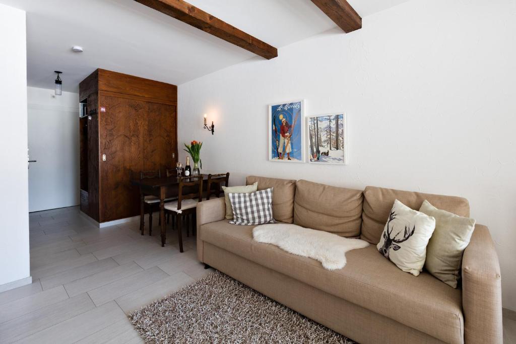 Posezení v ubytování Gemütliches Studio in Champfèr/St.Moritz