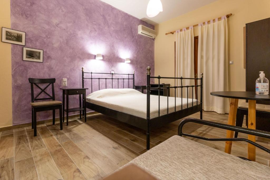 Postel nebo postele na pokoji v ubytování Kastro Studios