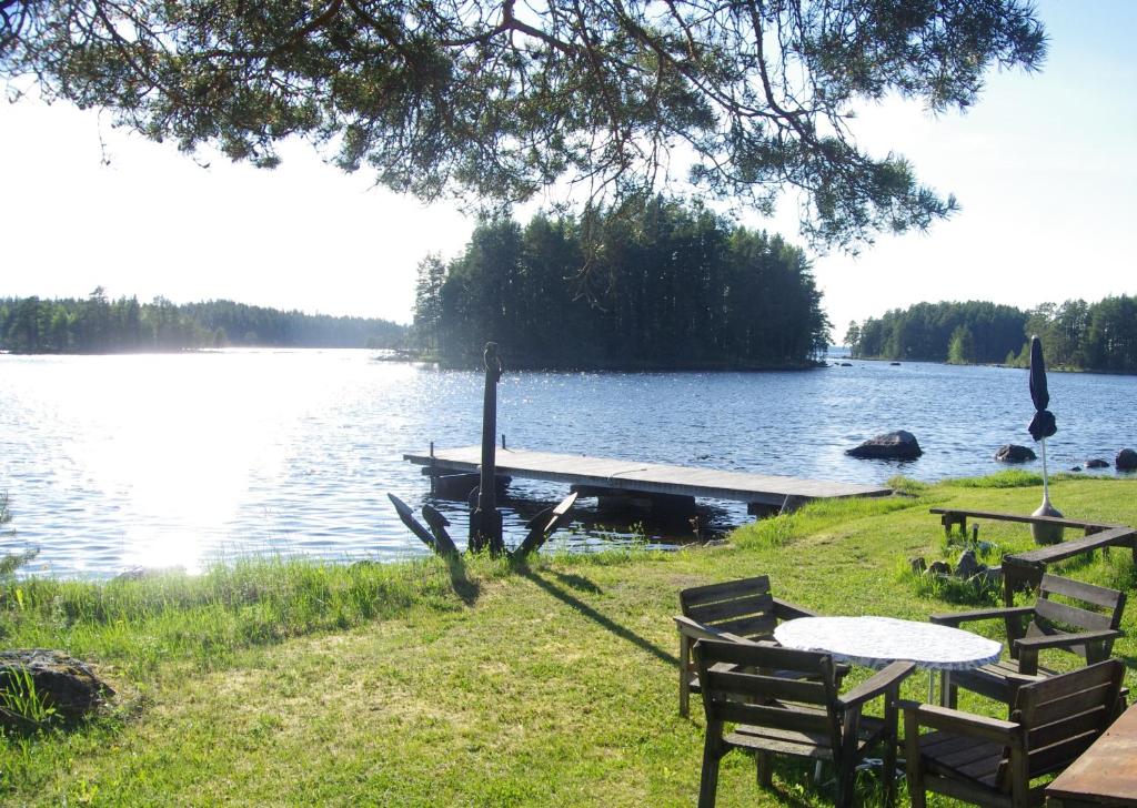 a picnic table and a dock on a lake at Stugor Storsjöns strand in Hackås