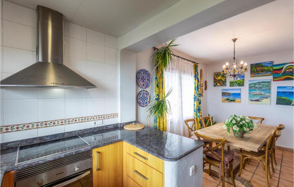 A kitchen or kitchenette at Lovely Home In Lloret Del Mar
