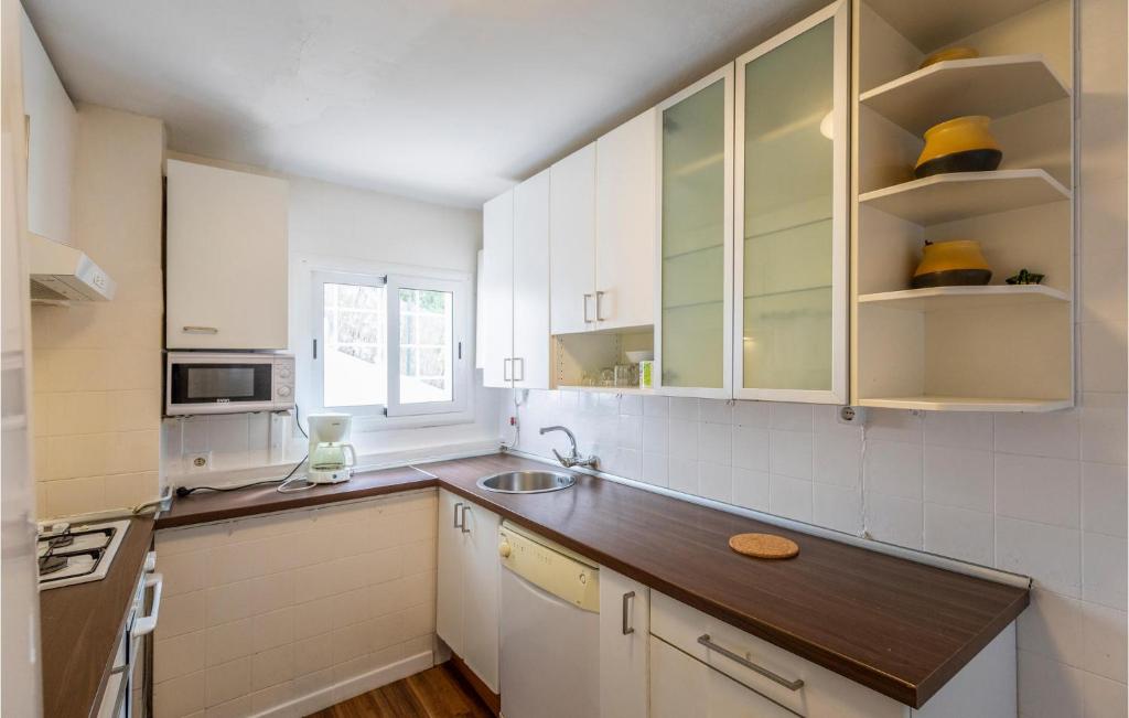 A kitchen or kitchenette at Lovely Home In Lloret Del Mar