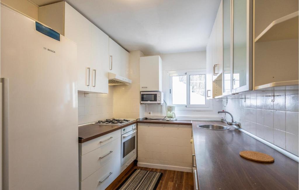 A kitchen or kitchenette at Lovely Home In Lloret Del Mar