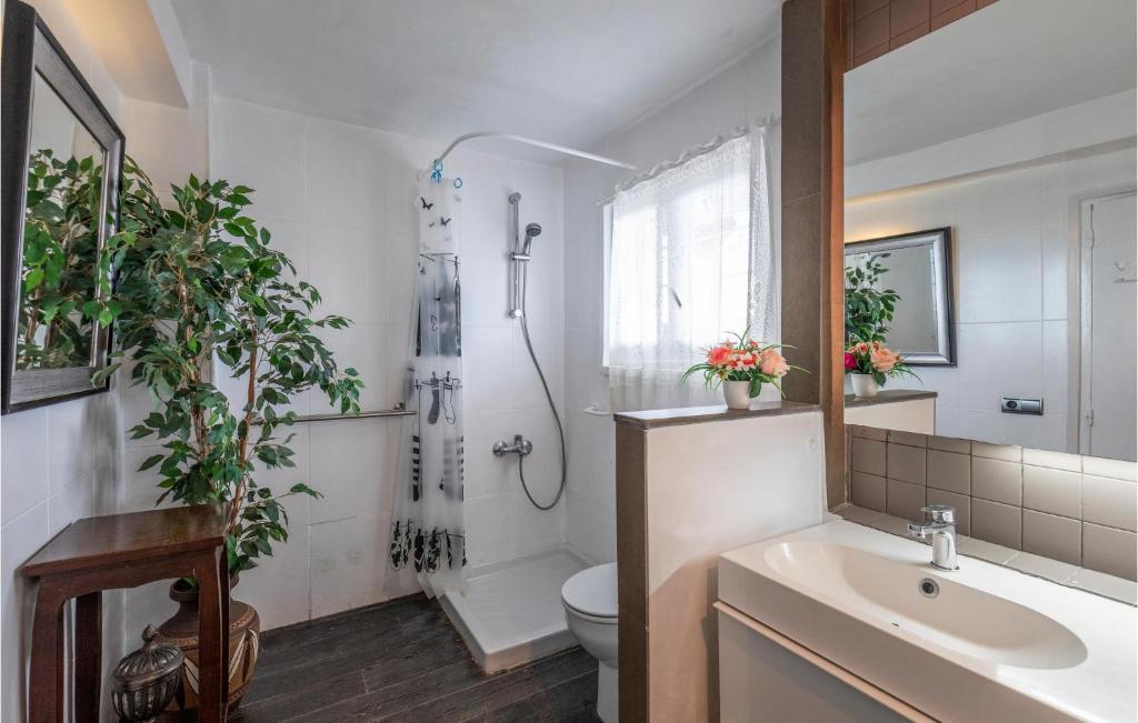 A bathroom at Lovely Home In Lloret Del Mar