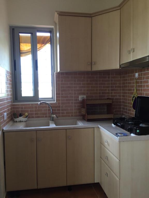 Kuchyň nebo kuchyňský kout v ubytování Shyqi Apartments