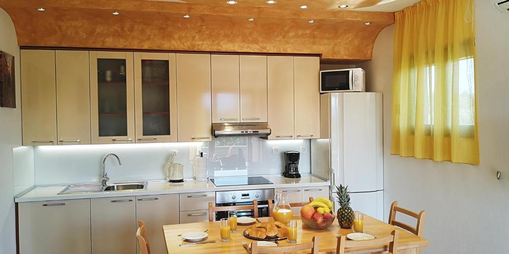 Kuchnia lub aneks kuchenny w obiekcie Apartments Bošković