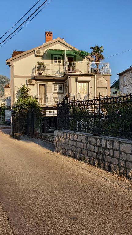 Budova, kde se vila nachází