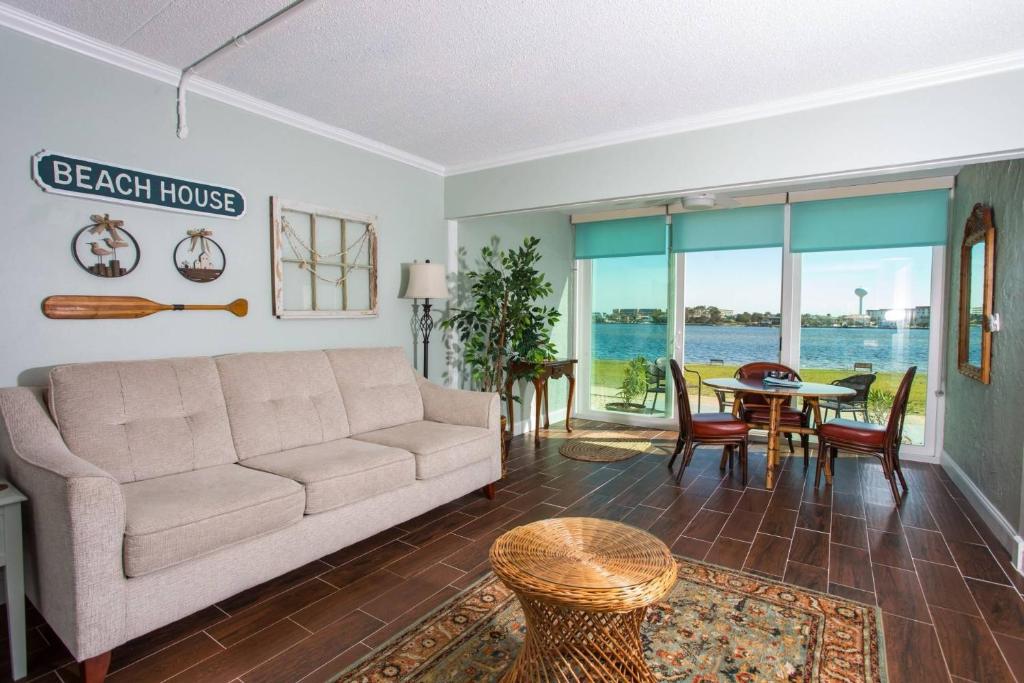 una sala de estar con un sofá y una mesa en Sea Palm Condos 5E, en Fort Walton Beach