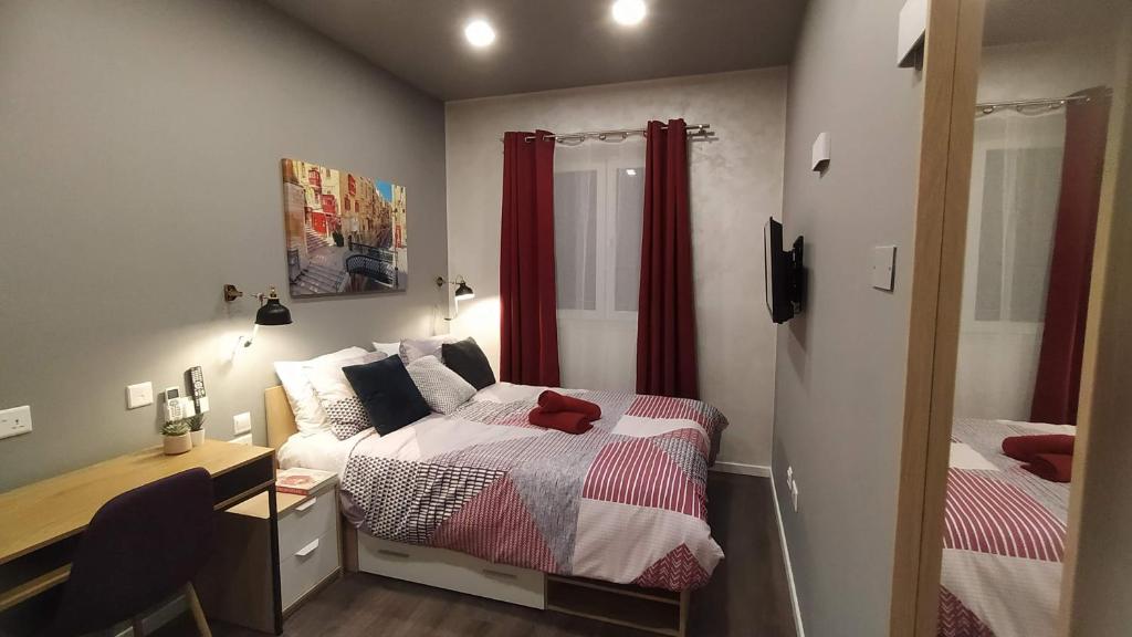 Postel nebo postele na pokoji v ubytování Cosy Albert's Seaside Suites (Sliema)