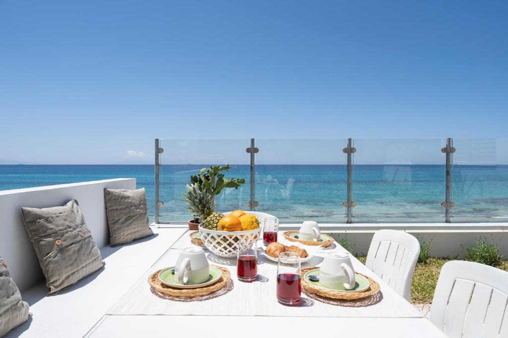 - une table avec de la nourriture et une vue sur l'océan dans l'établissement Amazing View Beach Villa, à Santa Maria