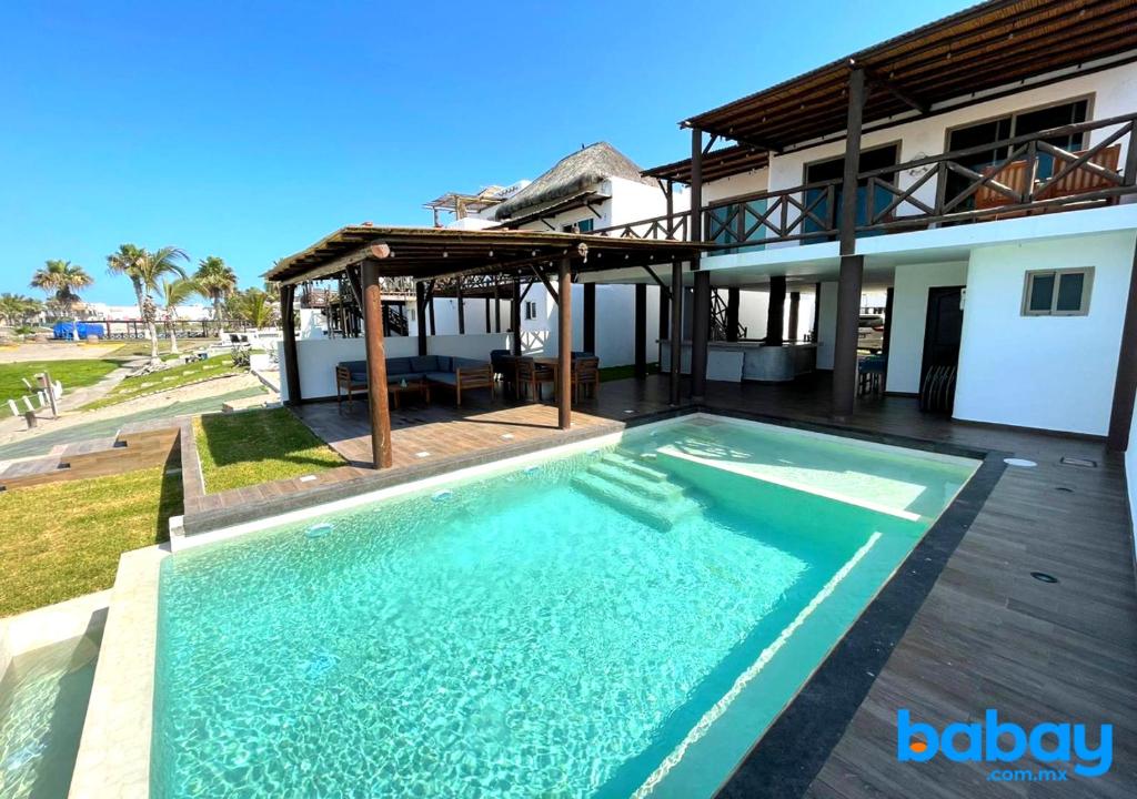 una piscina frente a una casa en Casa en Nuevo Altata con Alberca Privada, Villa del mar, en Altata
