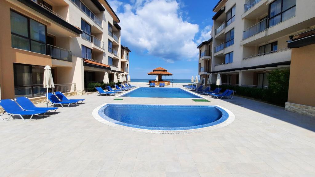 - une piscine au milieu d'un bâtiment dans l'établissement Obzor Beach Resort Apartment G-109, à Obzor