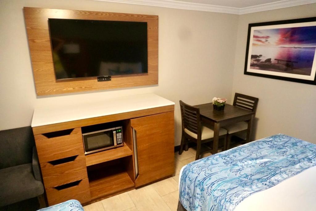 TV a/nebo společenská místnost v ubytování Coastal Sands Inn
