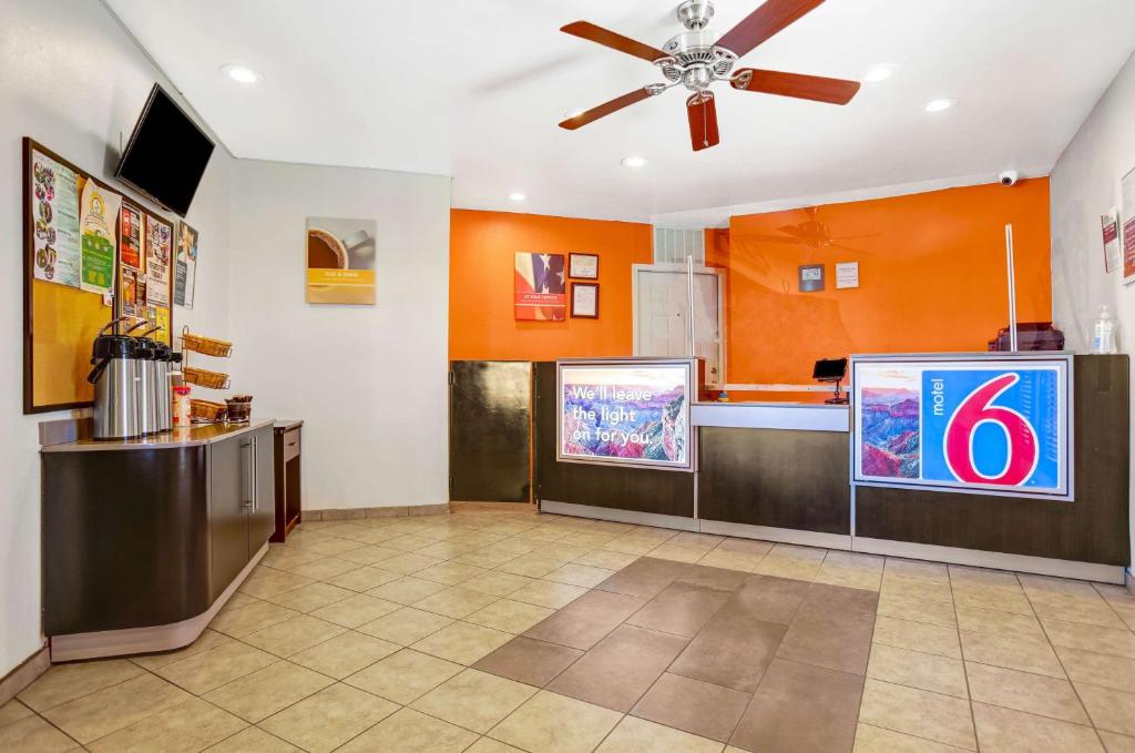 TV a/nebo společenská místnost v ubytování Motel 6-Payson, AZ