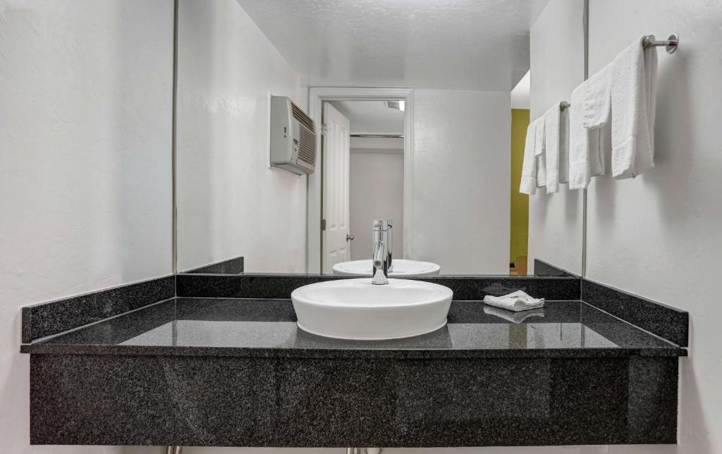 Koupelna v ubytování Motel 6-Payson, AZ