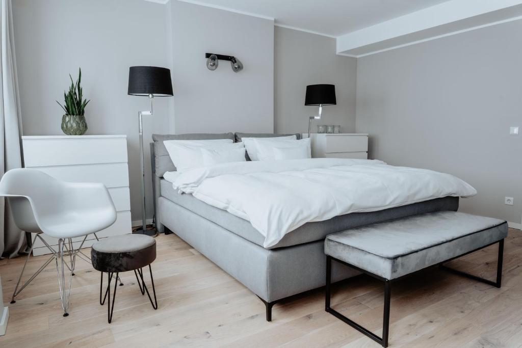 um quarto com uma cama grande e uma cadeira em 2-Zimmer City Apartment 57m² mit King Size Bett und Küche em Münster