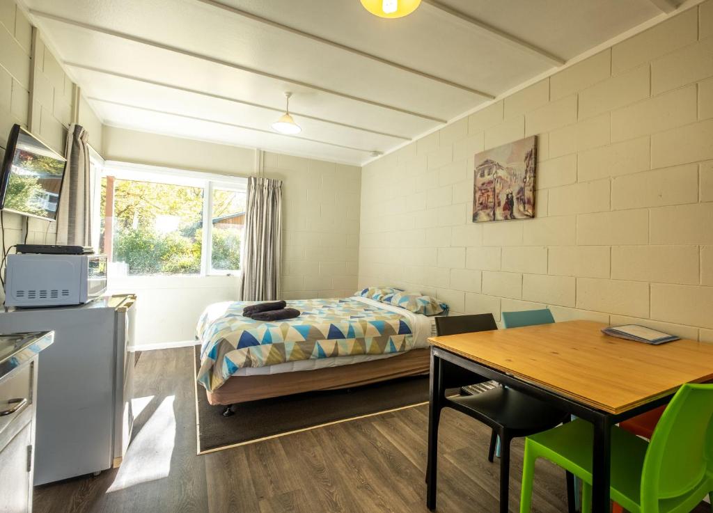 
One-Bedroom Cabin with Kitchen and Shared Bathroom
