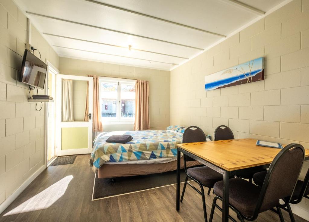 
Cabin with Kitchenette and Shared Bathroom
