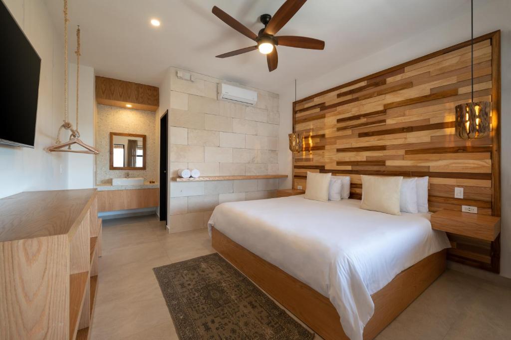 Postel nebo postele na pokoji v ubytování Mayan Monkey Tulum - Social Hotel