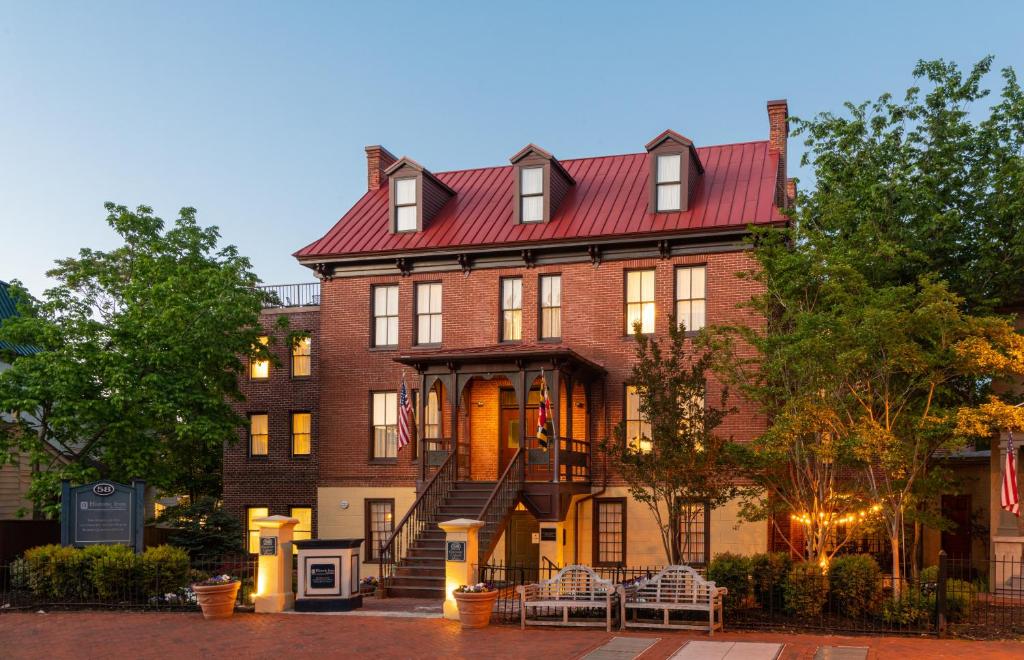 une grande maison en briques avec un toit rouge dans l'établissement Historic Inns of Annapolis, à Annapolis