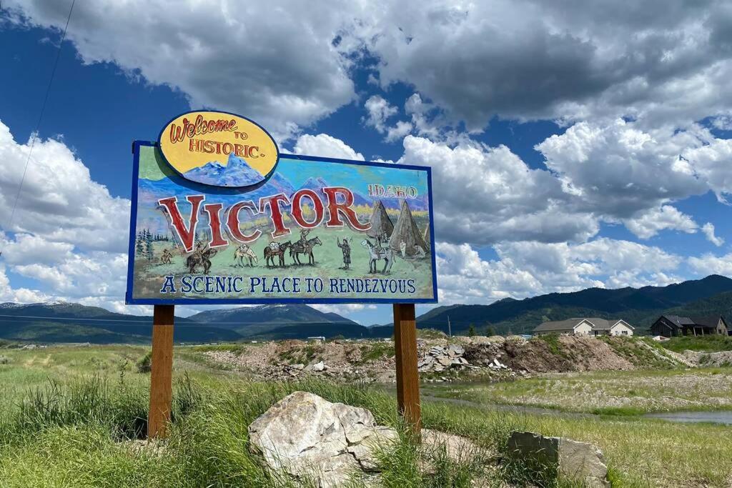 um sinal de boas-vindas para um visitante num local pitoresco para se encontrar em Bear Lair at Teton Valley Idaho em Victor