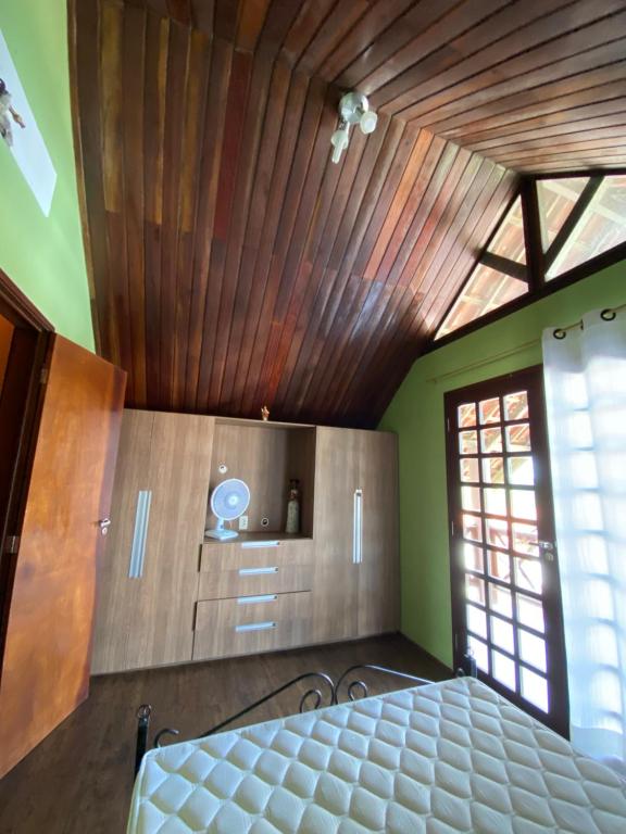 Postel nebo postele na pokoji v ubytování Chalé Charmoso em Bananeiras no condomínio exclusivo Serra Nevada