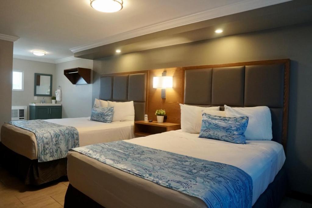 Postel nebo postele na pokoji v ubytování Coastal Sands Inn