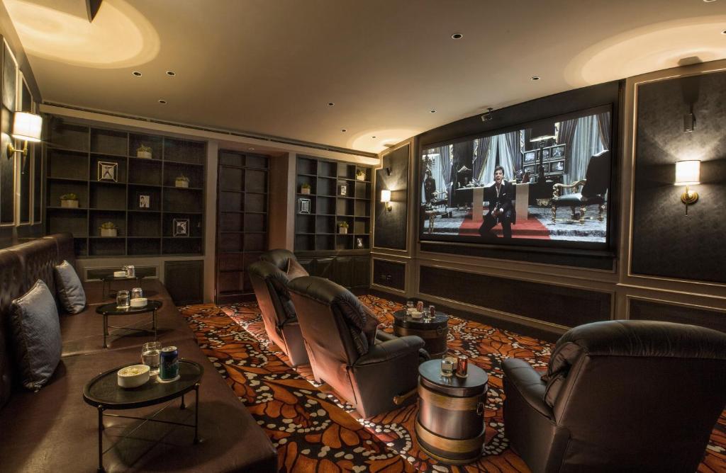 TV a/nebo společenská místnost v ubytování Makati Diamond Residences