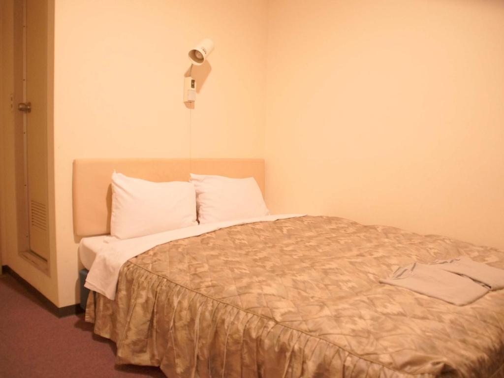 Postel nebo postele na pokoji v ubytování Business Hotel Chateau Est Takamatsu