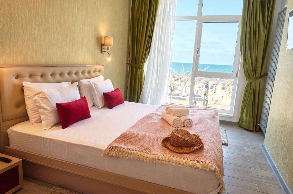 Postel nebo postele na pokoji v ubytování Beachfront Sea View Apartment - Spa Pools beach Resort