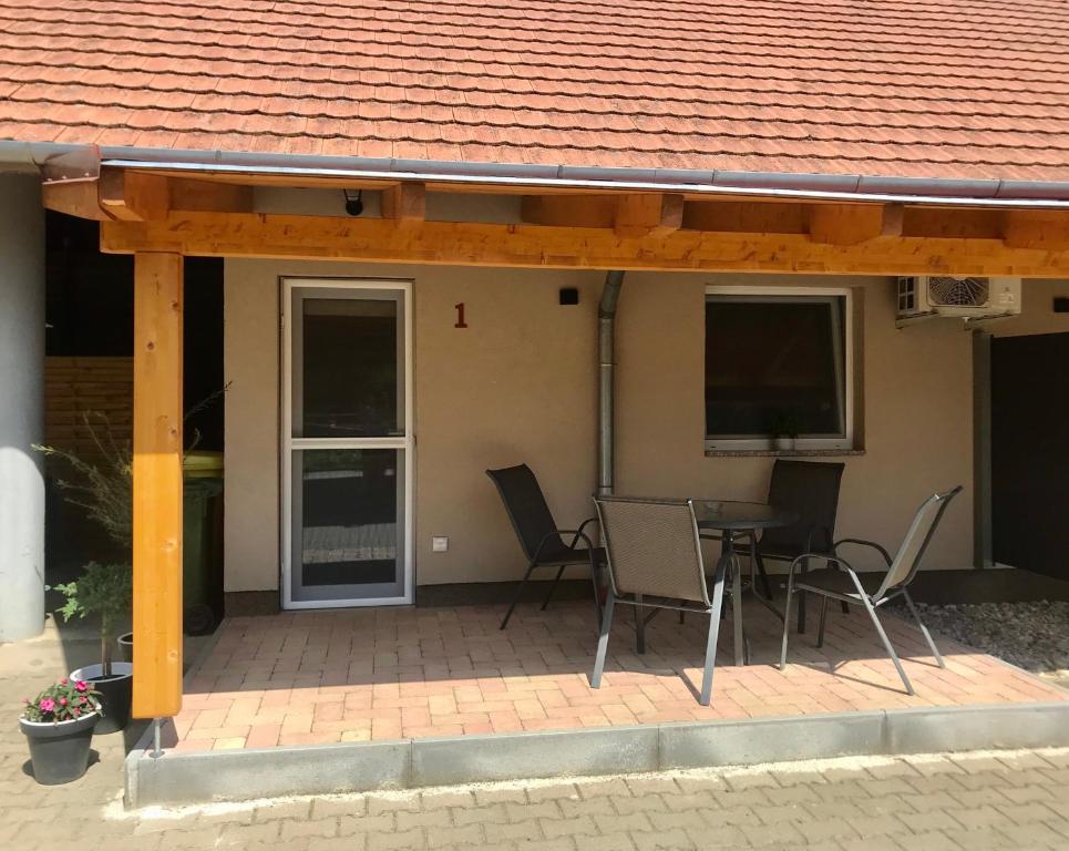Patio nebo venkovní prostory v ubytování Léna Vendégház