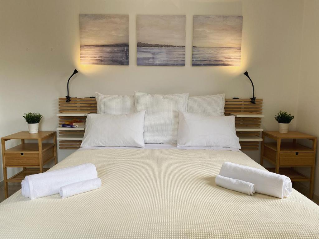 1 dormitorio con 1 cama grande y 2 almohadas blancas en Vasilis House, en Sivota