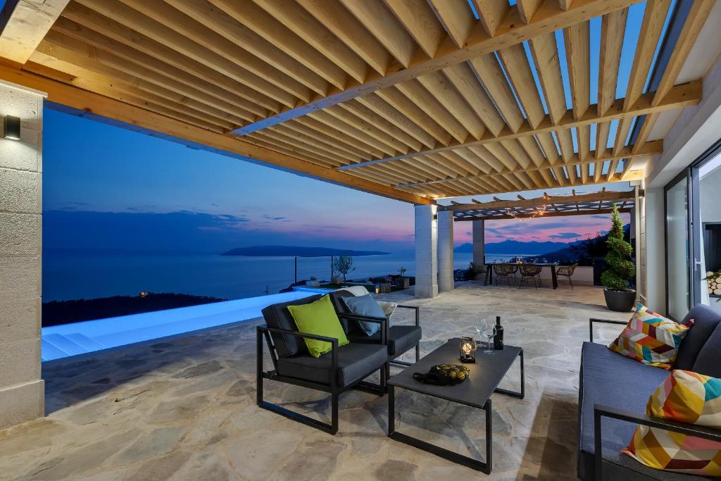 una sala de estar al aire libre con vistas al océano en Villa Kostela Makarska, en Makarska