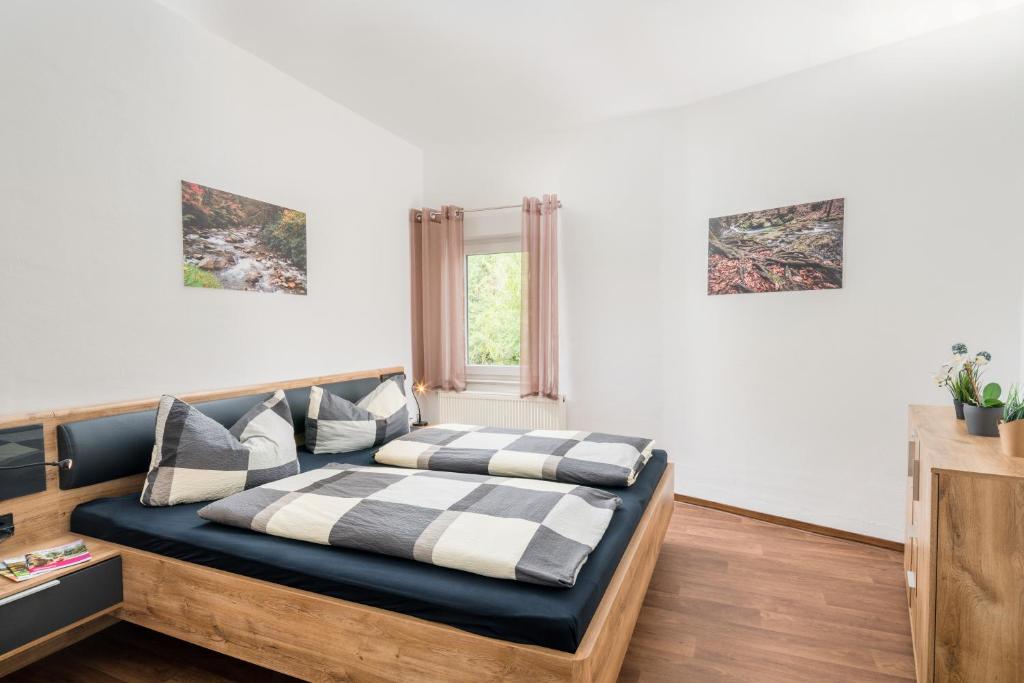 1 dormitorio con 1 cama con 2 almohadas en Spreeblick Apartments en Bautzen