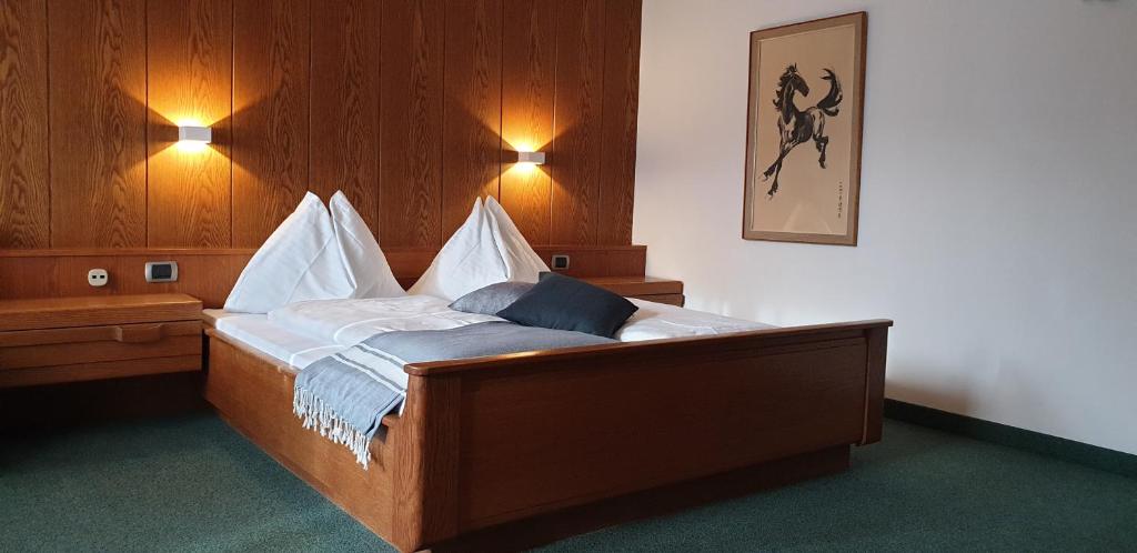 Postel nebo postele na pokoji v ubytování Hotel Schönbrunn