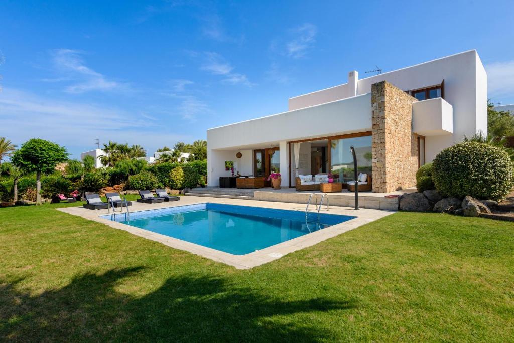 uma casa com piscina num quintal em Can Rin em San Antonio Bay