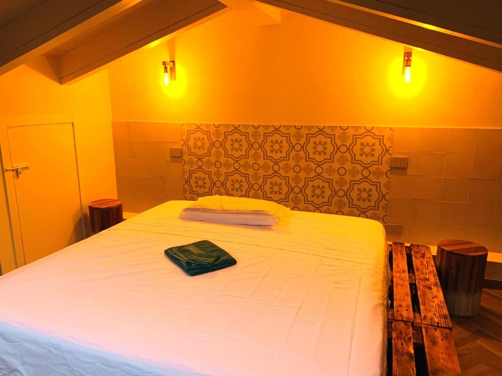 Posteľ alebo postele v izbe v ubytovaní Charming Attic Apartment With Balcony & Swimming Pool