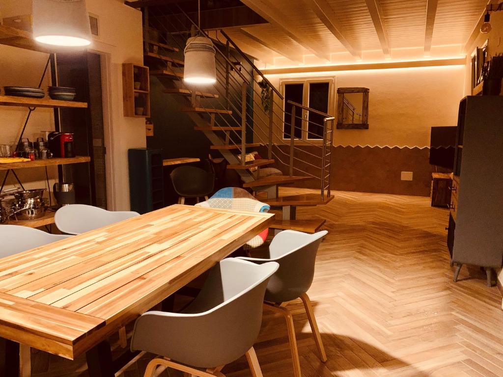 Posedenie v ubytovaní Charming Attic Apartment With Balcony & Swimming Pool
