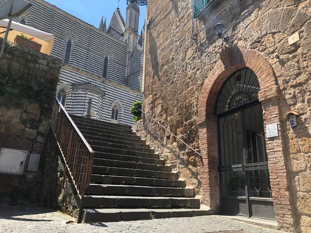 オルヴィエートにあるLa Dimora alle Scaletteの煉瓦造りの建物の隣の階段