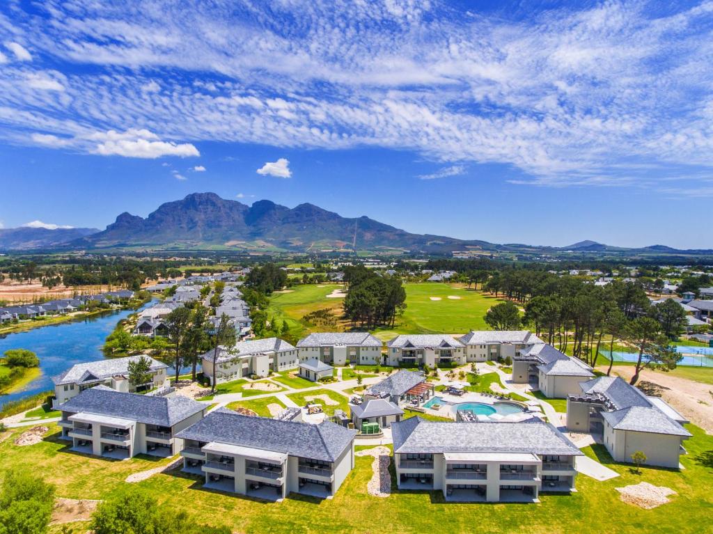 vista aerea di un resort con campo da golf di Pearl Valley Hotel by Mantis a Franschhoek