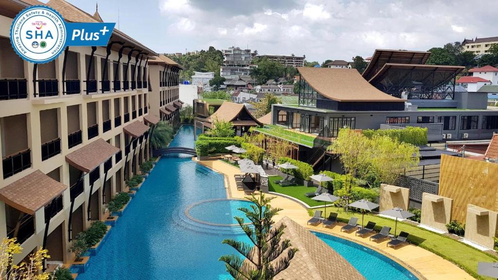 卡塔海灘的住宿－Aurico Kata Resort & Spa - SHA Extra Plus，享有酒店正面景色,建筑之间有一条河流